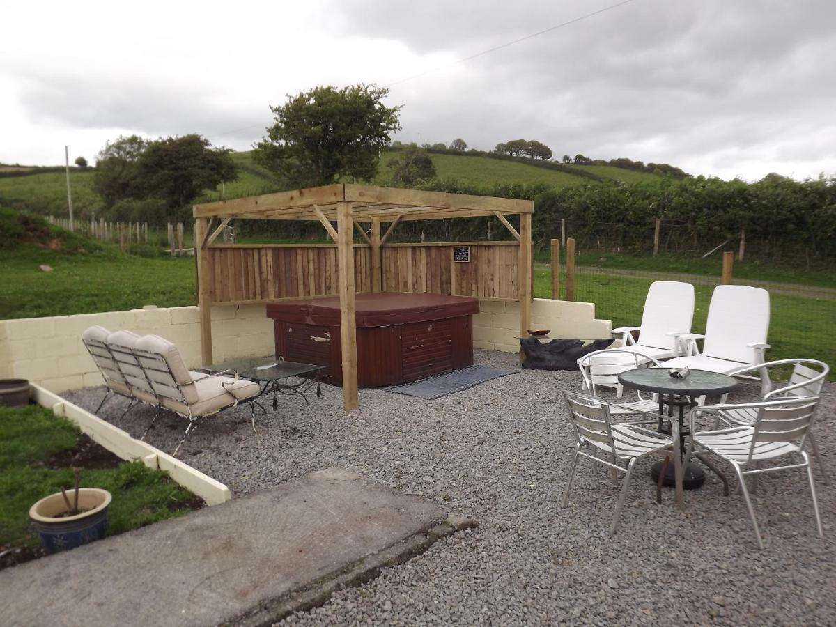 Marsh Water Ponds Fishery Villa Kidwelly Esterno foto