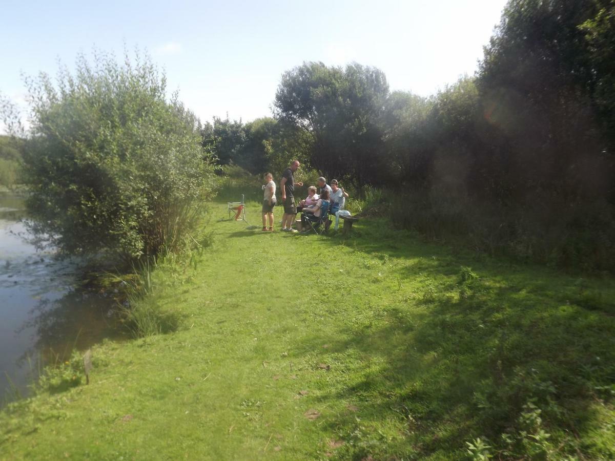 Marsh Water Ponds Fishery Villa Kidwelly Esterno foto