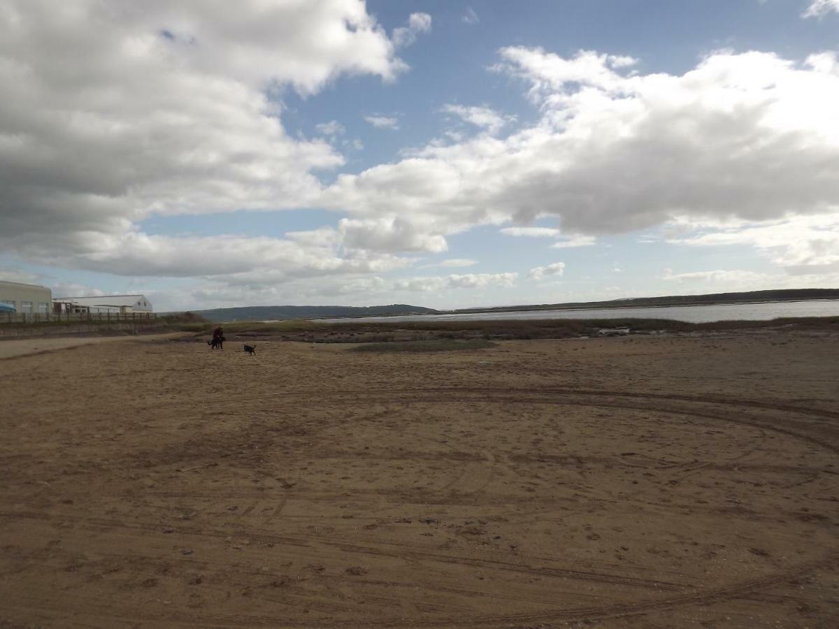 Marsh Water Ponds Fishery Villa Kidwelly Esterno foto